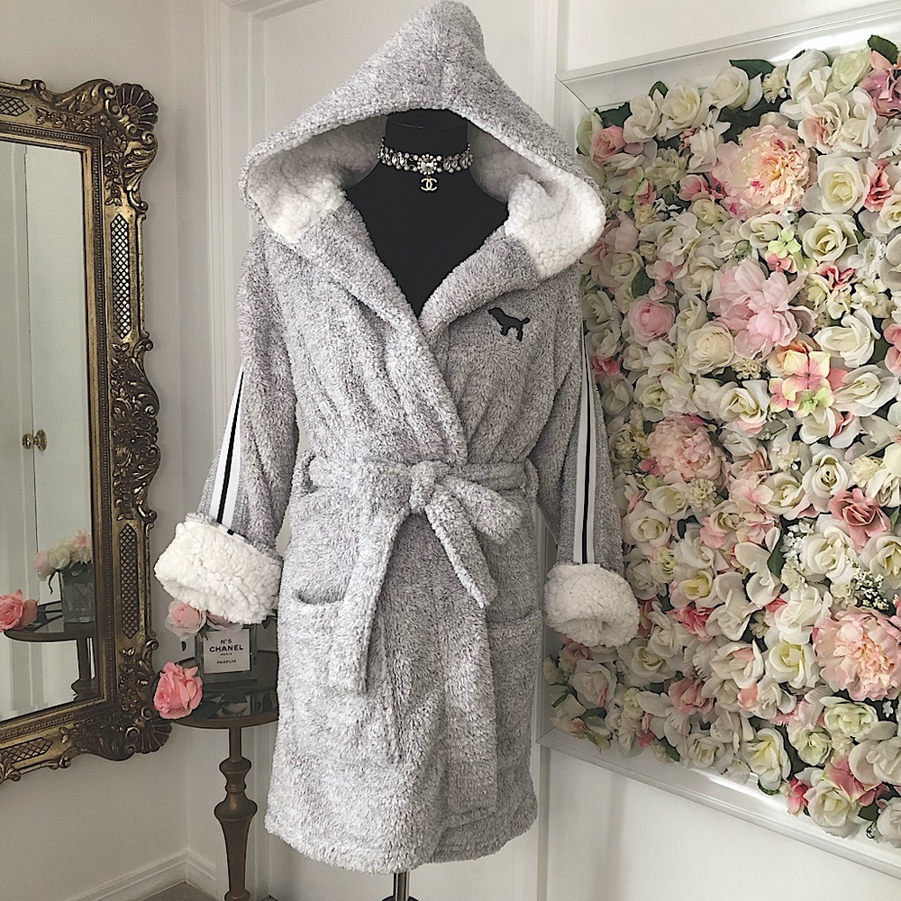 VS PINK Fuzzy Robe 💜 NWOT